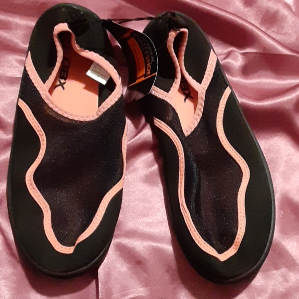 Black and peach big kid water shoes